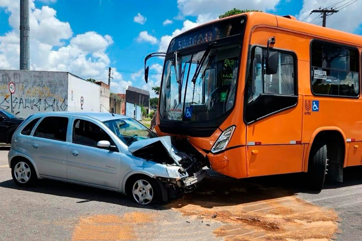 Colisão frontal entre carro e ônibus deixa um morto na zona rural de Belo Campo