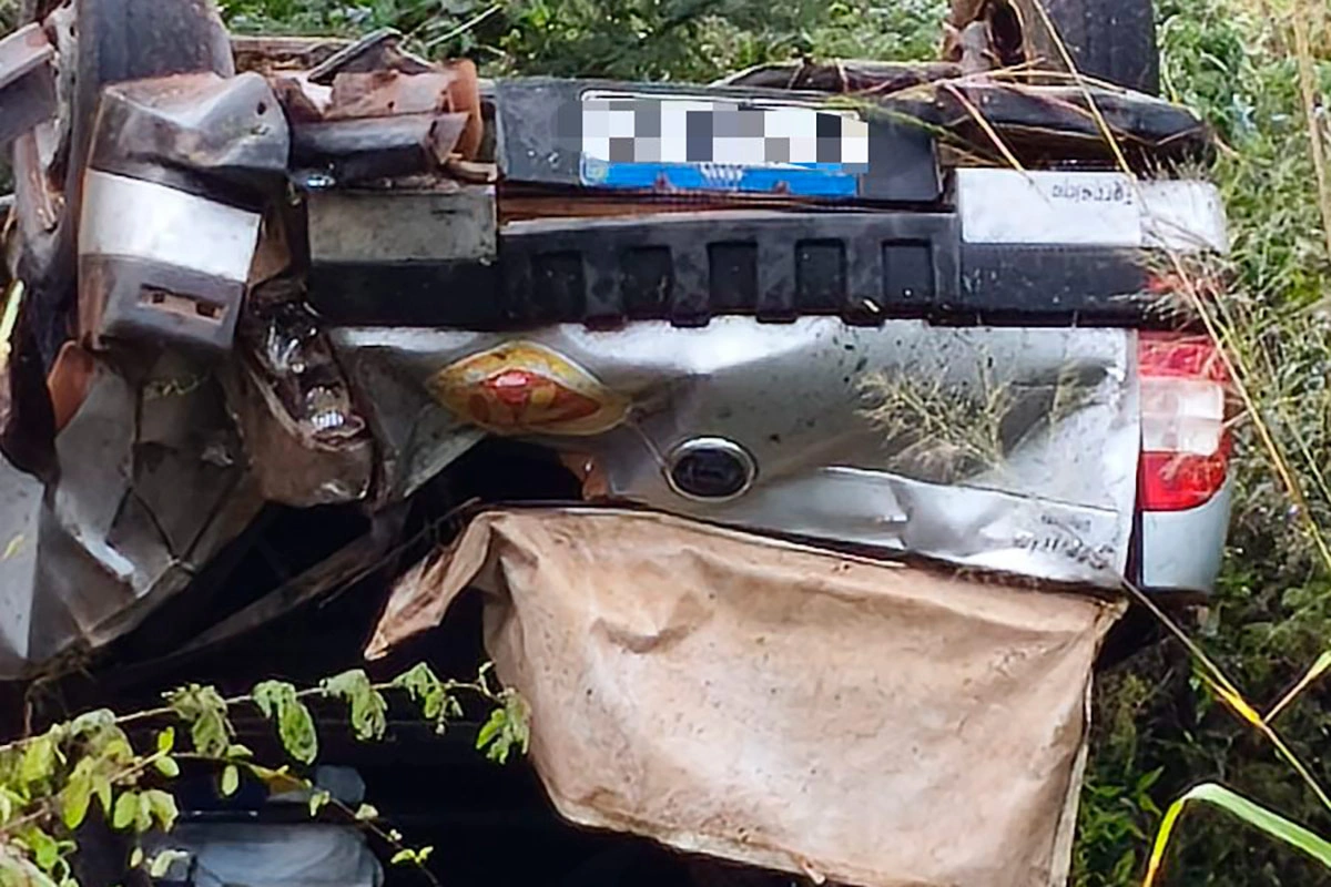Carro sai da pista e capota na BR-030 em Caetité e deixa duas pessoas em estado grave