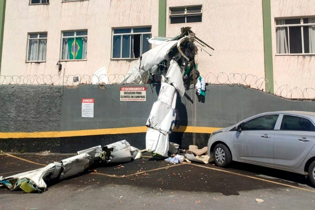 Avião de bimotor cai e bate em prédio em Belo Horizonte