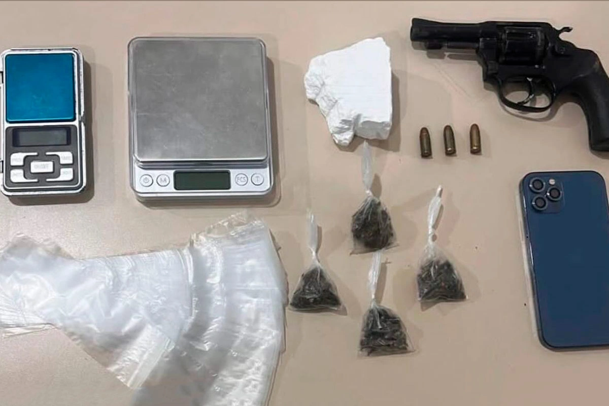 Homem é preso com arma e drogas após tentar fugir de abordagem em Paramirim