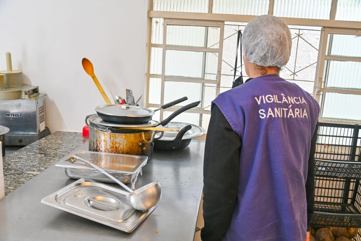 Vigilância Sanitária interdita cozinha industrial após estudantes passarem mal em VItória da Conquista