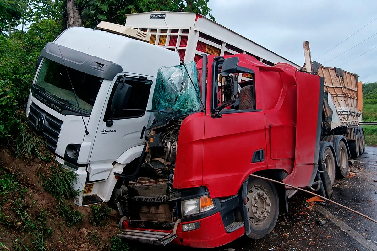 Colisão entre carretas interdita BR-324 e deixa ferido no interior da Bahia