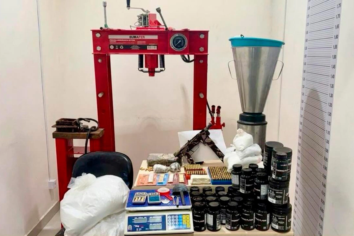 PM desarticula laboratório de drogas e apreende submetralhadora em Vitória da Conquista