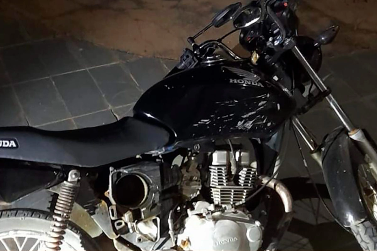 PM apreende motocicleta após manobras perigosas por adolescentes em Condeúba