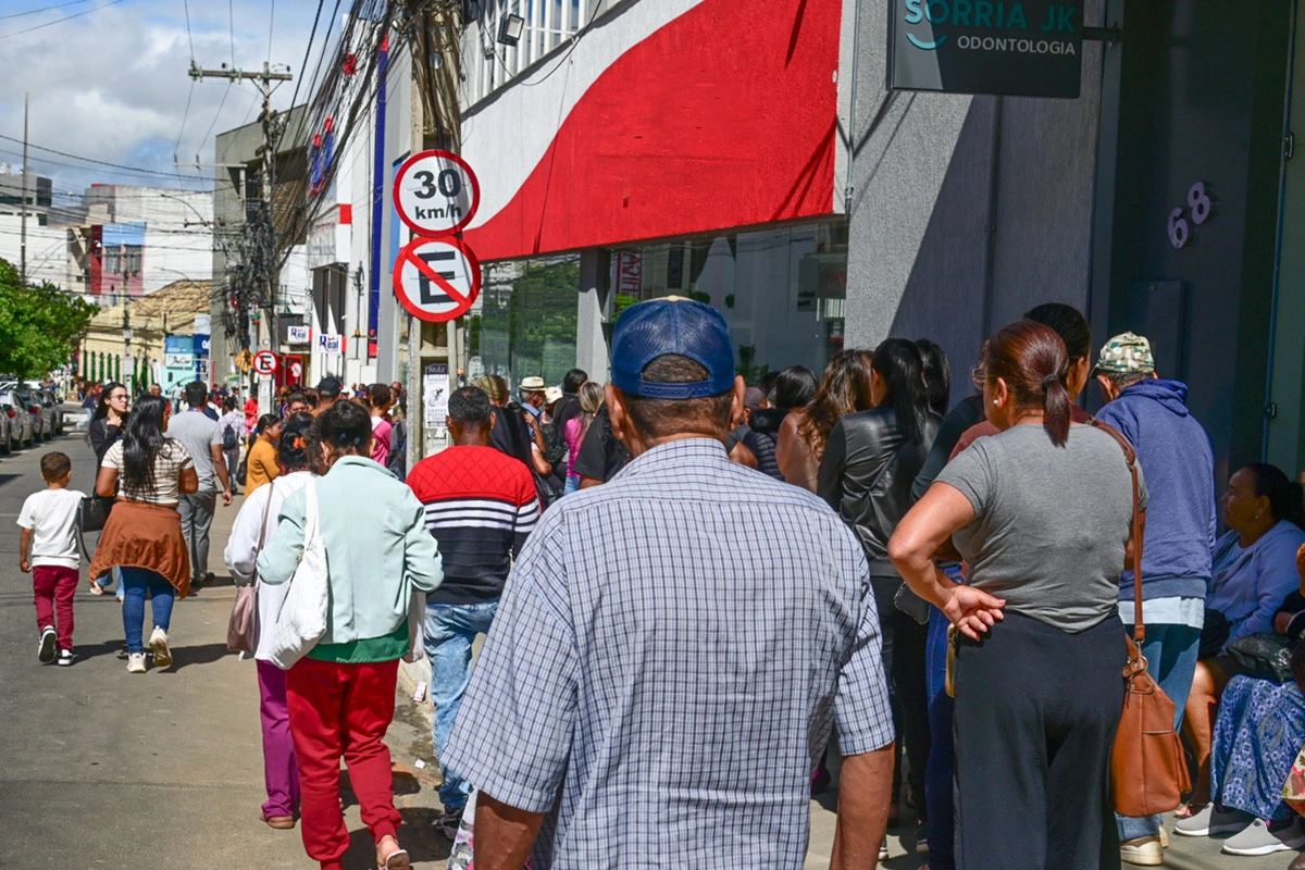 Procon notifica agência bancária por demora no atendimento em Vitória da Conquista
