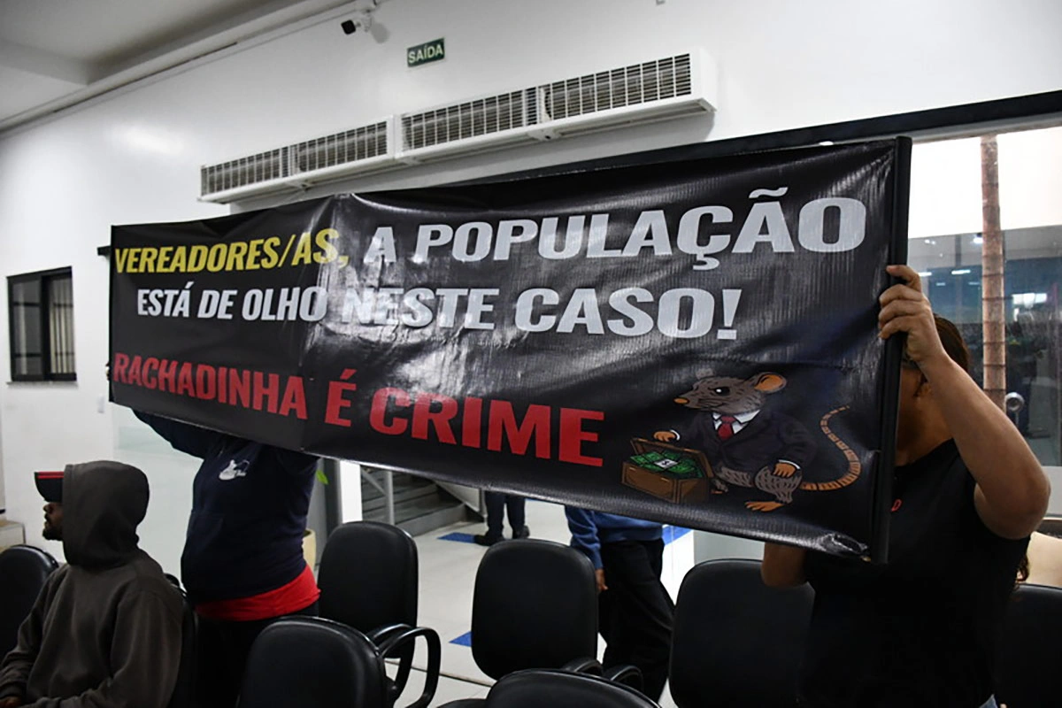 Manifestantes ocupam Câmara de Conquista para cobrar apuração de 'rachadinha'