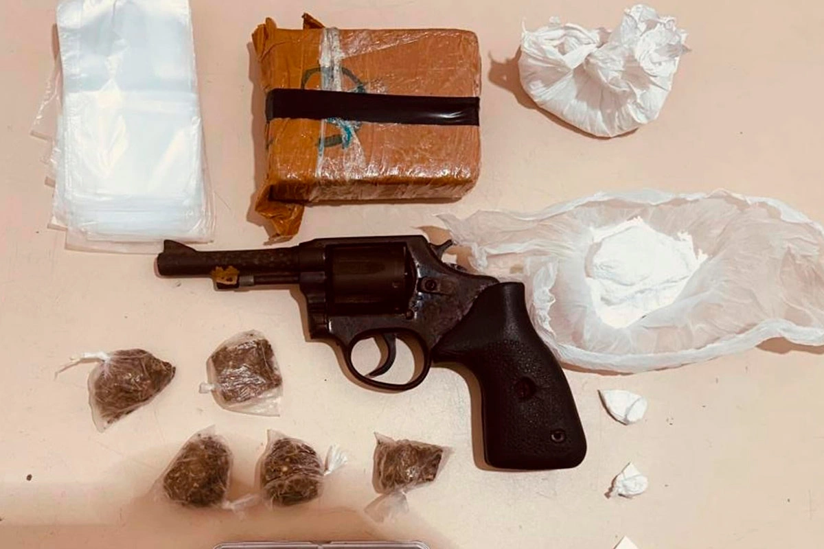 PM prende dupla com arma e quase meio quilo de drogas em Vitória da Conquista