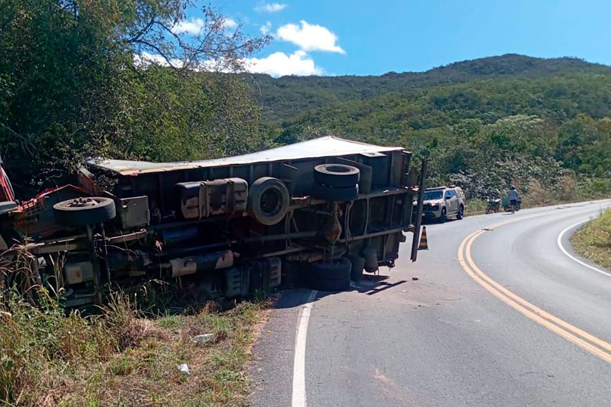 Caminhão tomba na BA-148 e deixa um morto entre Abaíra e Piatã