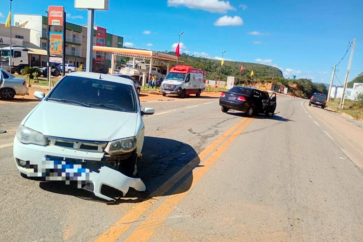 Acidente entre dois carros deixa quatro feridos na BR-030 em Caetité