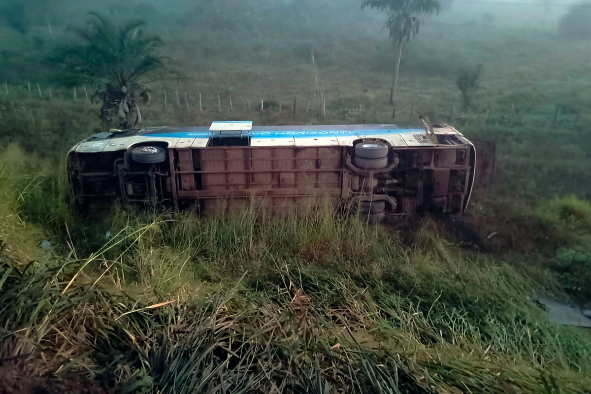 Acidente com ônibus da Novo Horizonte deixa três feridos na Chapada Diamantina