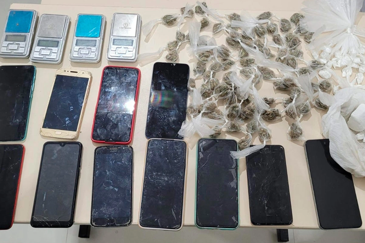 PM prende suspeito com drogas e 11 celulares escondidos em sofá em Vitória da Conquista