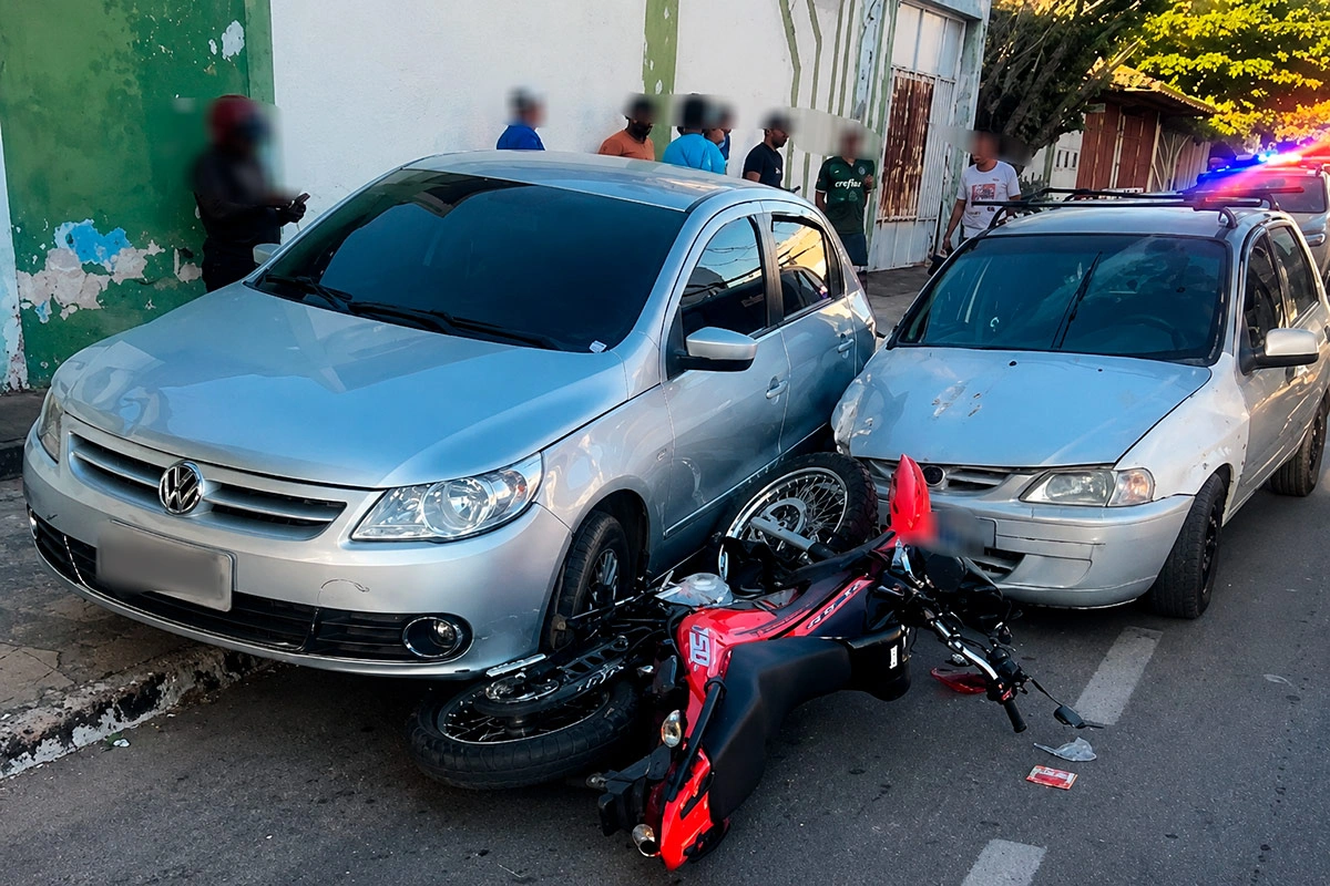Colisão entre dois carros e moto deixa ferido no bairro Brindes em Guanambi
