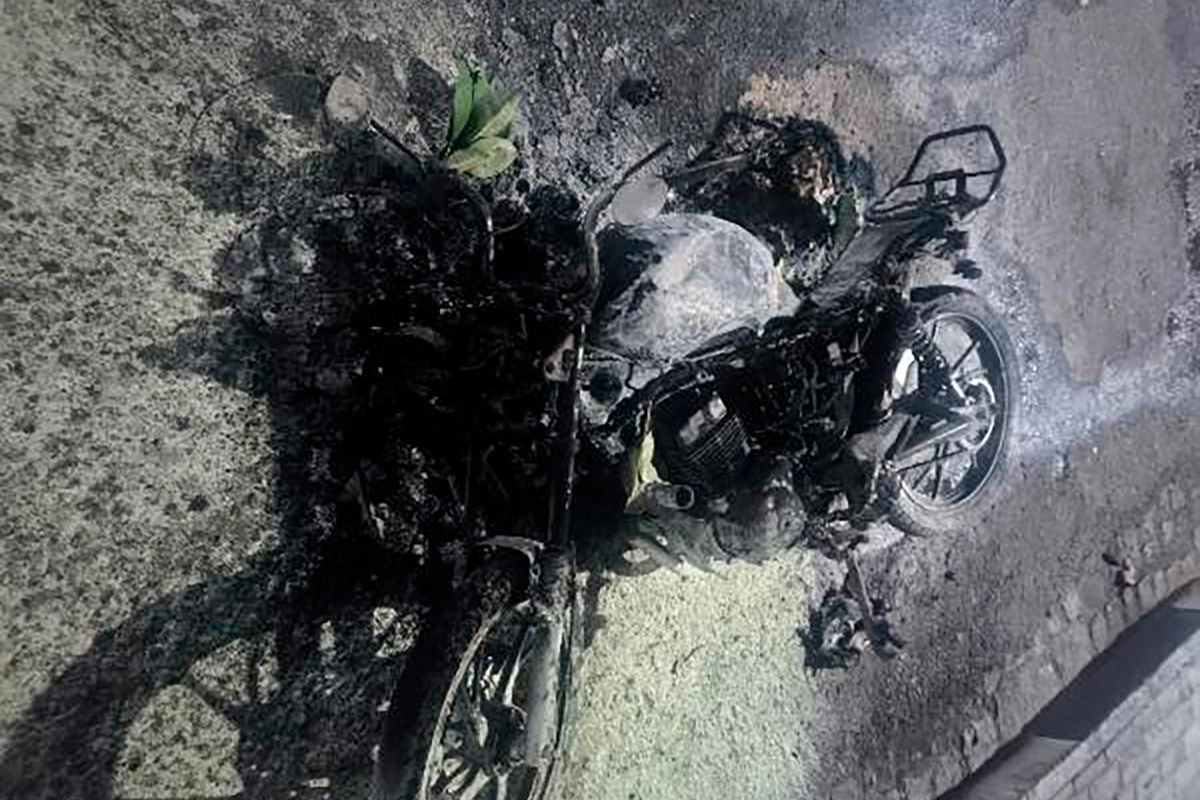 Motocicleta é incendiada após dono negar cinco reais a suspeito em Urandi