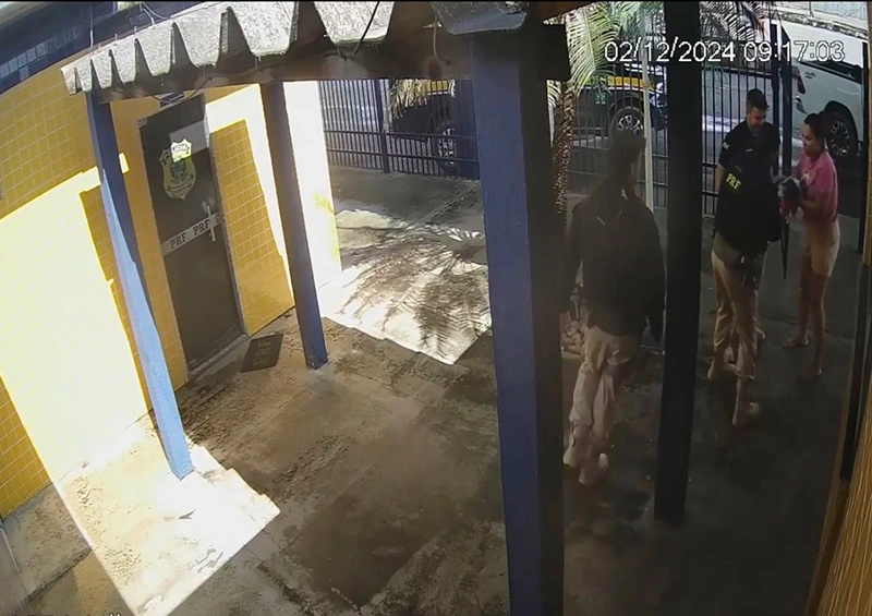 Policiais rodoviários salvam bebê de três meses engasgado utilizando a Manobra de Heimlich