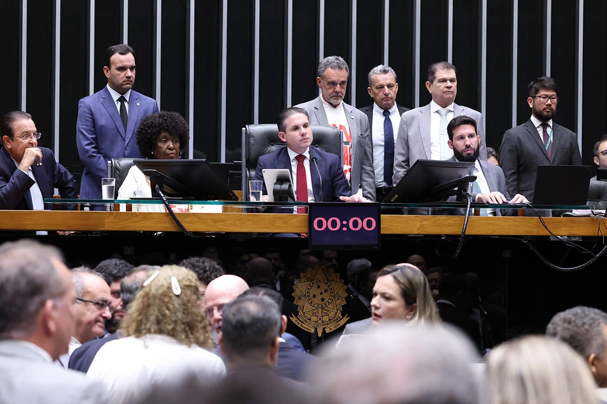 Fim da escala 6x1: Câmara aprova redução da jornada para 40 horas semanais