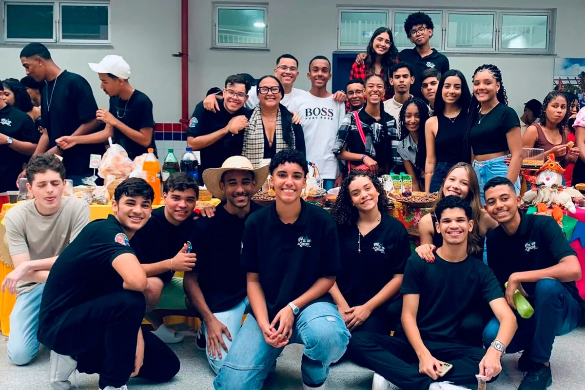 Estudantes da rede estadual transformam lendas e memórias de idosos em livro