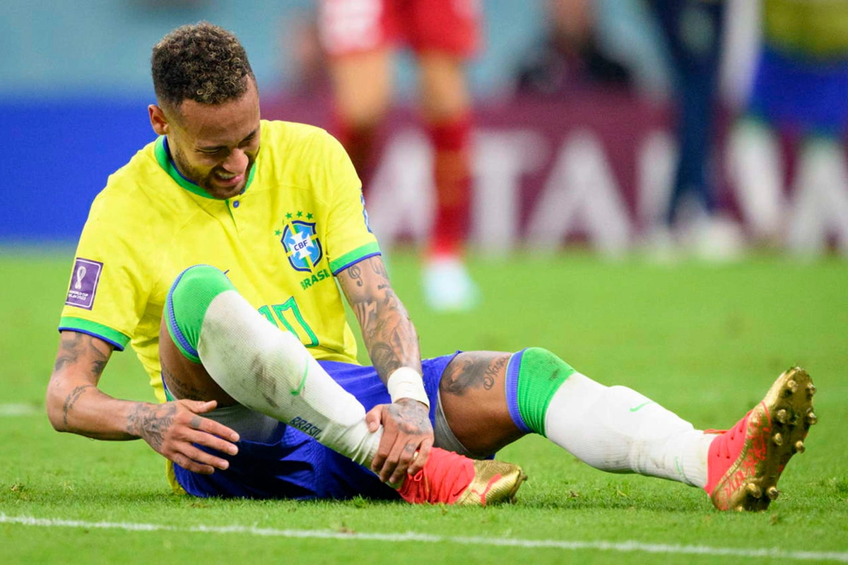 Neymar tem lesão grau 2 confirmada e vira dúvida para estreia do Brasil na Copa