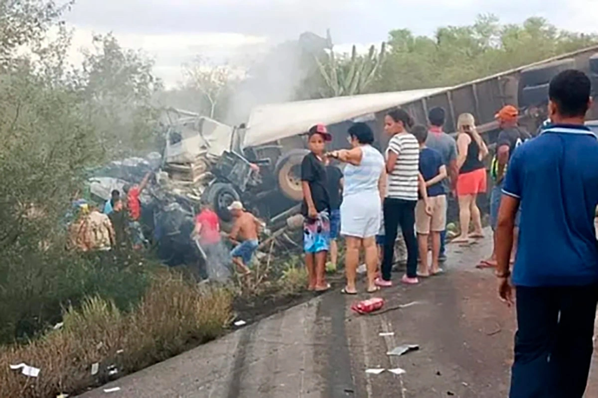 Colisão frontal entre caminhão e van deixa 16 mortos no interior da Bahia