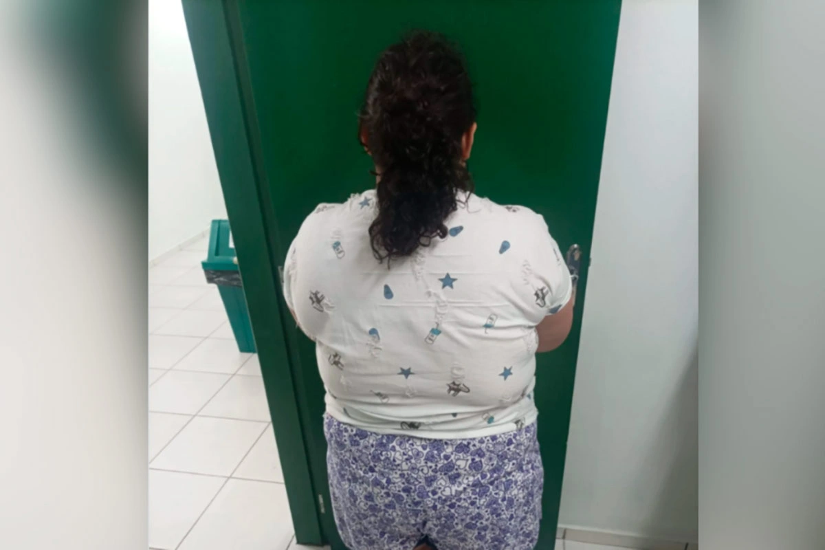 Mulher de 37 anos finge ser adolescente e é presa após ser adotada por família