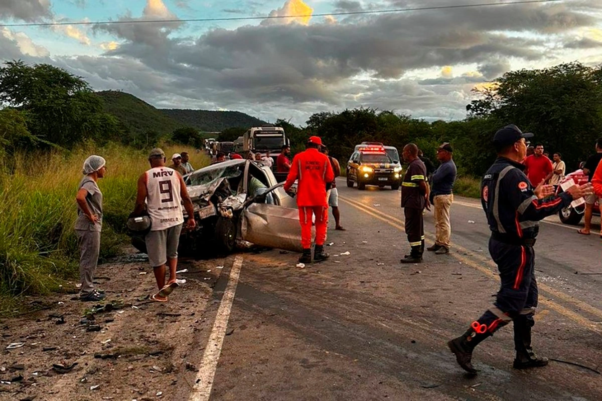 Colisão entre van de pacientes e caminhonete deixa 16 feridos na BR-242