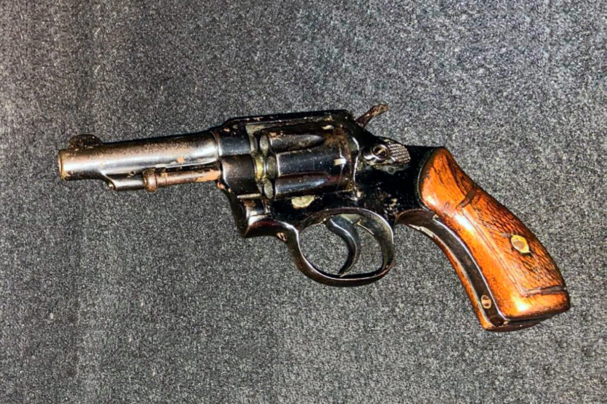 PM apreende arma calibre .32 abandonada sob veículo no bairro Candeias