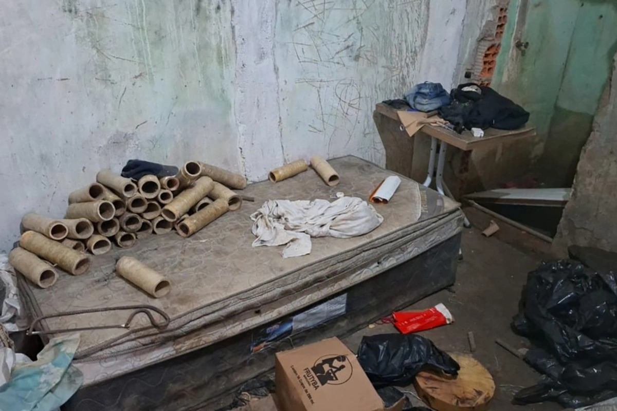 Polícia desarticula fábrica clandestina de espadas e apreende 150 kg de pólvora no interior da Bahia