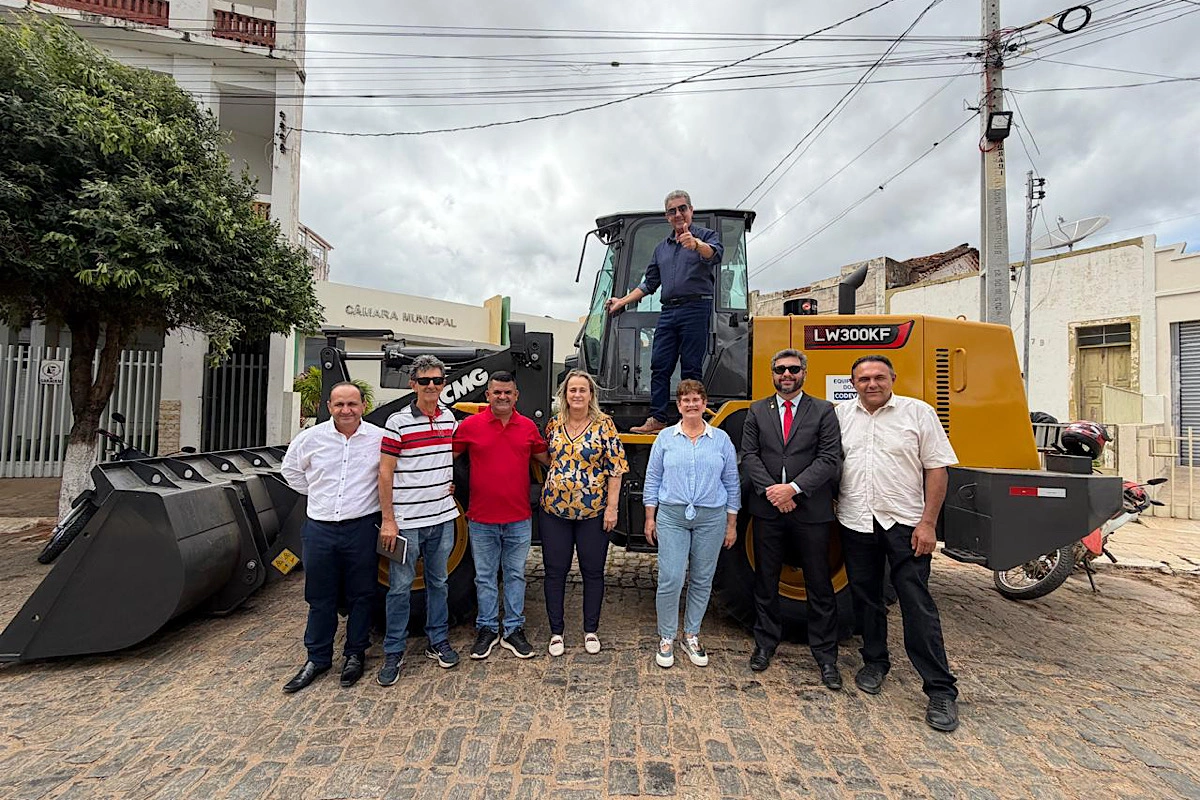 Livramento de Nossa Senhora recebe pá carregadeira adquirida por meio de emenda parlamentar