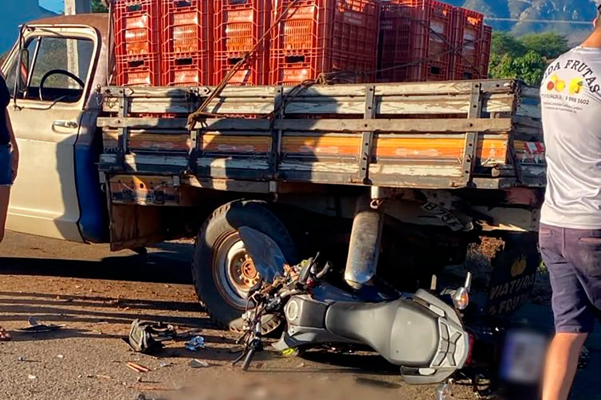 Motociclista morre e passageiro fica ferido após colisão na BA-148 em Livramento de Nossa Senhora