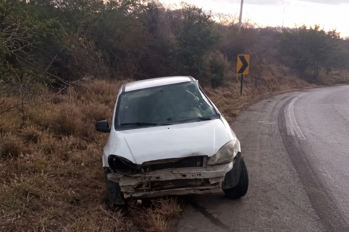 Veículo é encontrado capotado às margens da BR-030 em Guanambi