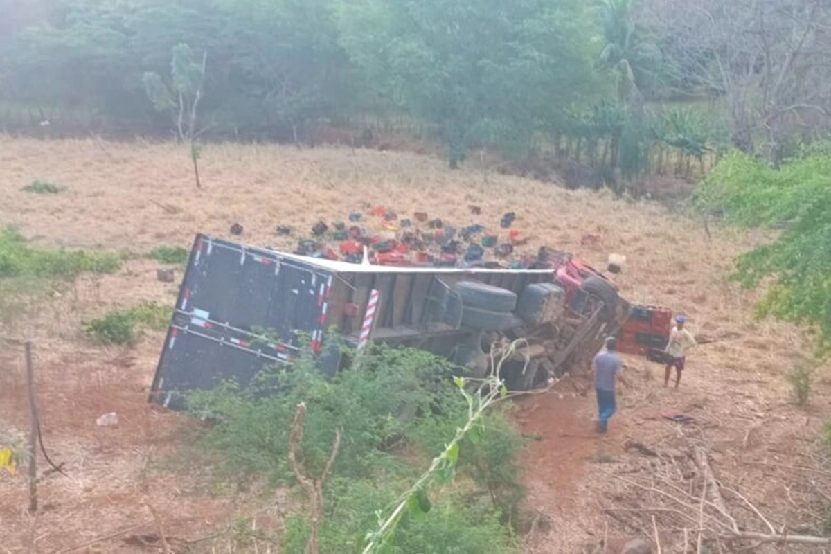 Caminhão carregado de mangas tomba e deixa motorista ferido em Urandi