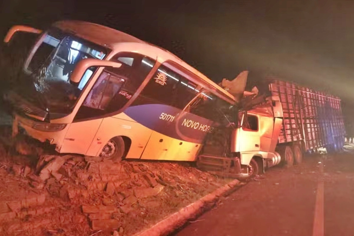 Mãe e filho morrem em acidente envolvendo ônibus da Novo Horizonte na BR-135
