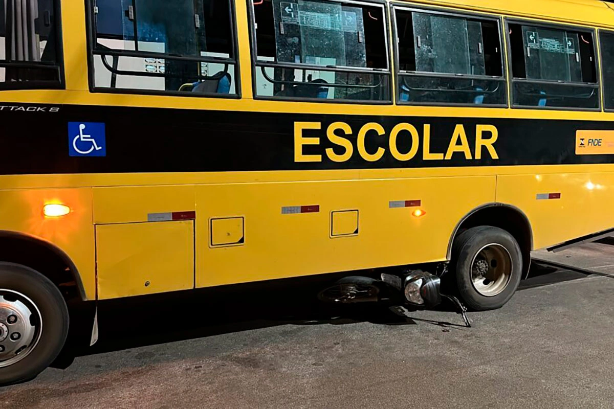 Motociclista morre após colisão com ônibus escolar em Guanambi
