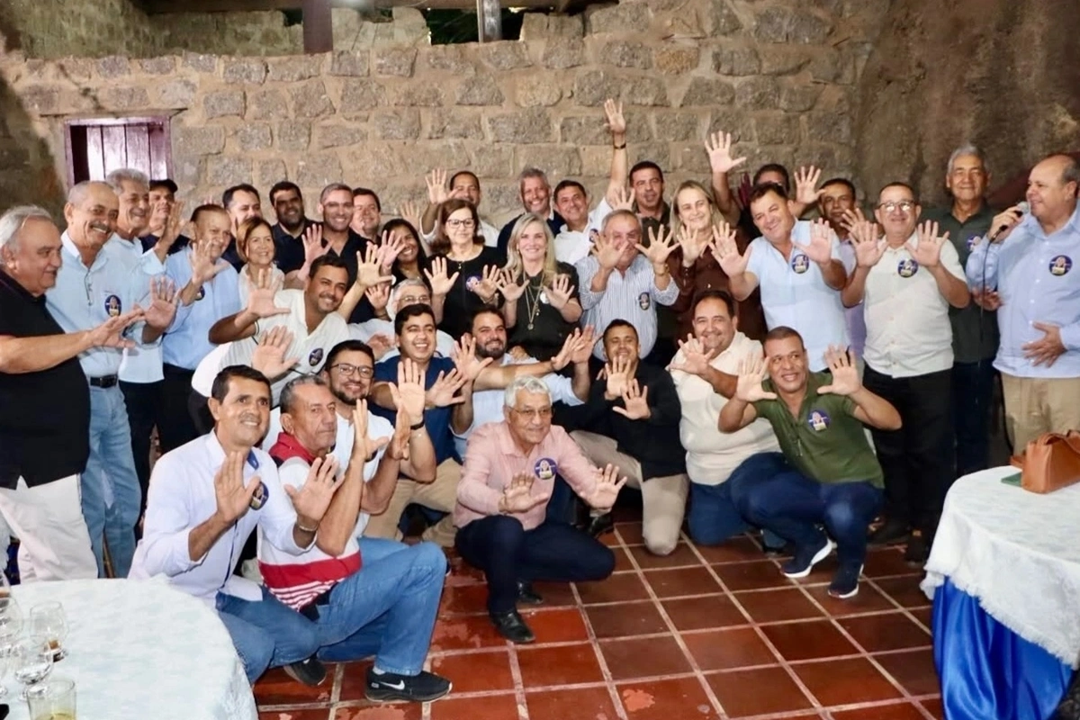 Deputada Ivana Bastos reúne 22 prefeitos em ato de campanha em Guanambi