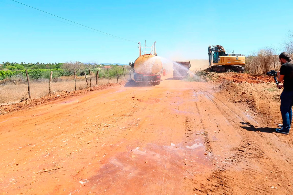 Joanina Sampaio visita obra que levará 30,77 km de asfalto entre Tabuleiro e Iguatemi