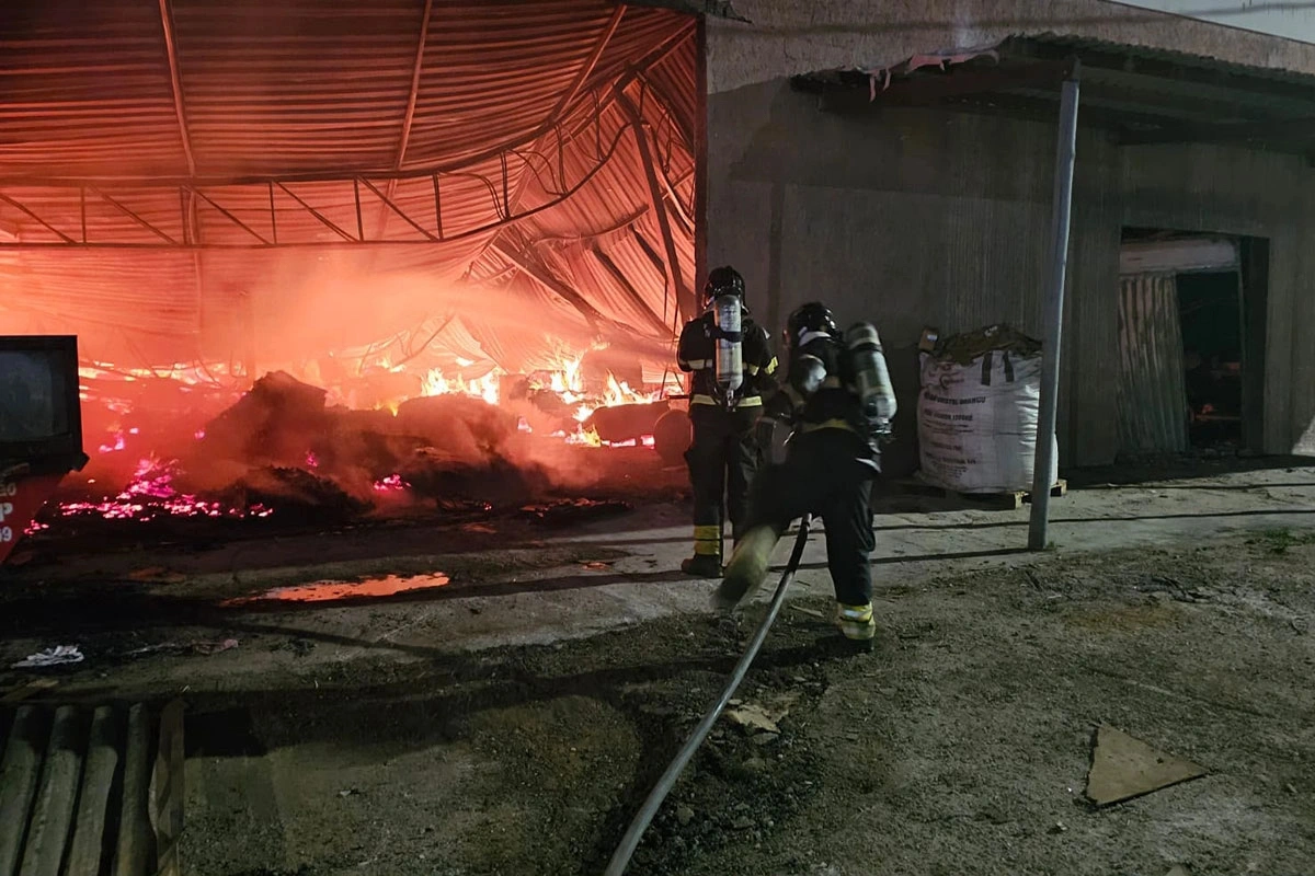 Incêndio destrói fábrica de estofados em Vitória da Conquista