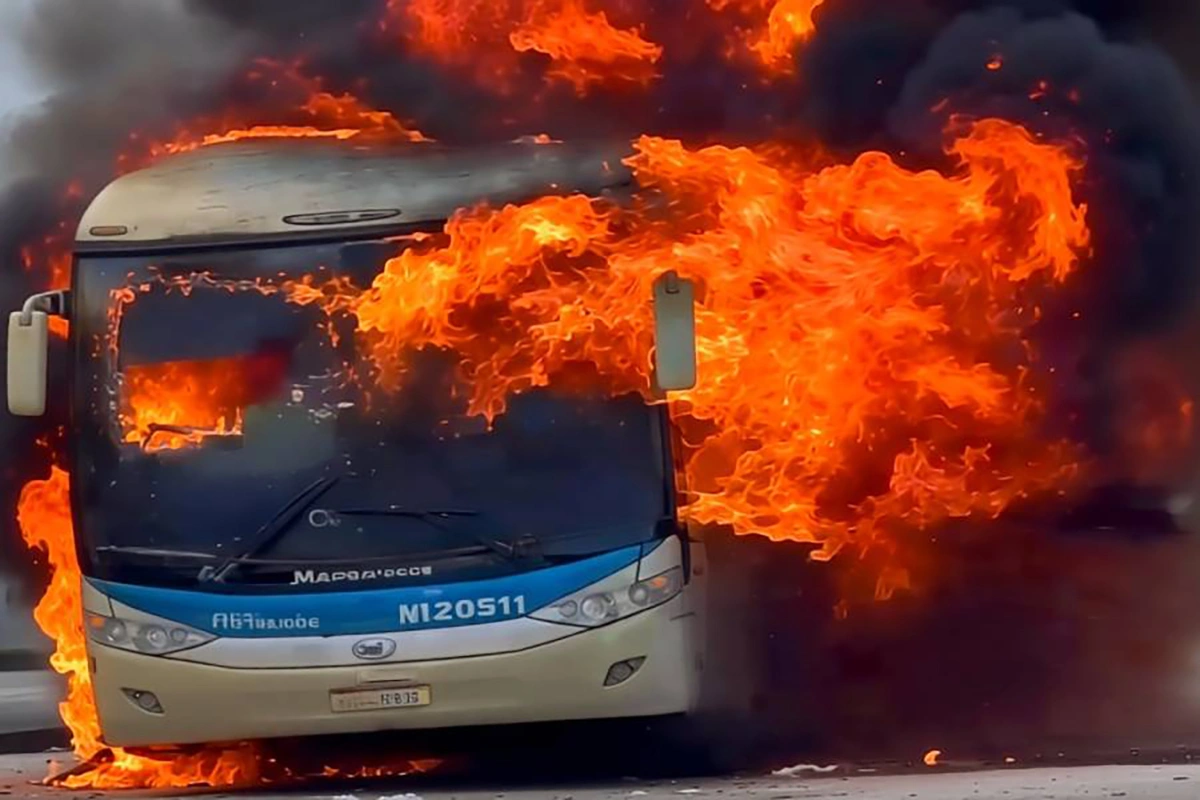Ônibus da Viação Novo Horizonte é destruído por incêndio na BR-242 no Oeste da Bahia