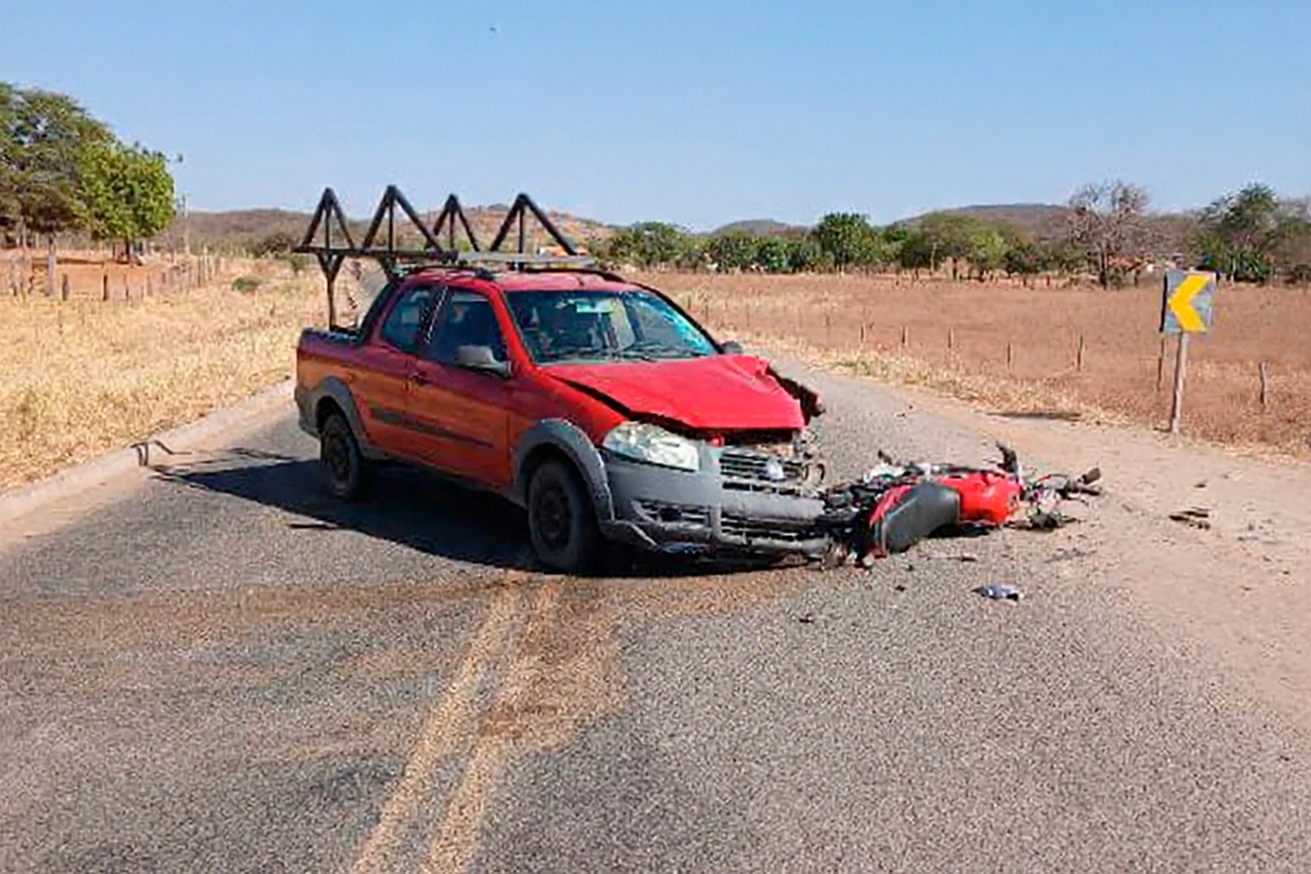  Colisão entre carro e moto deixa dois feridos na BA-612 em Candiba