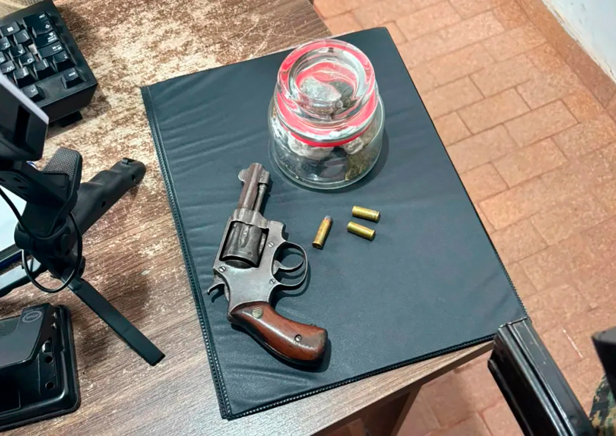 Homem é preso com arma e drogas em bar no bairro Alto Alegre em Barra da Estiva