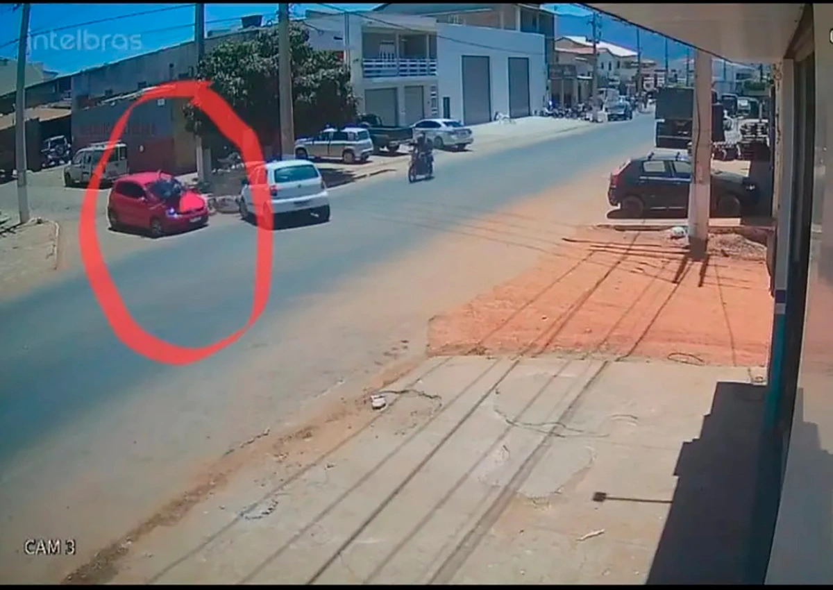 Câmera de segurança registra colisão entre moto e carro no bairro Taquari em Livramento