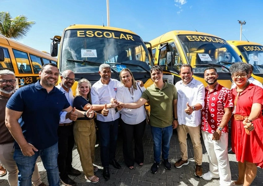 Livramento é contemplado com novo ônibus escolar durante agenda da prefeita Joanina Sampaio em Salvador