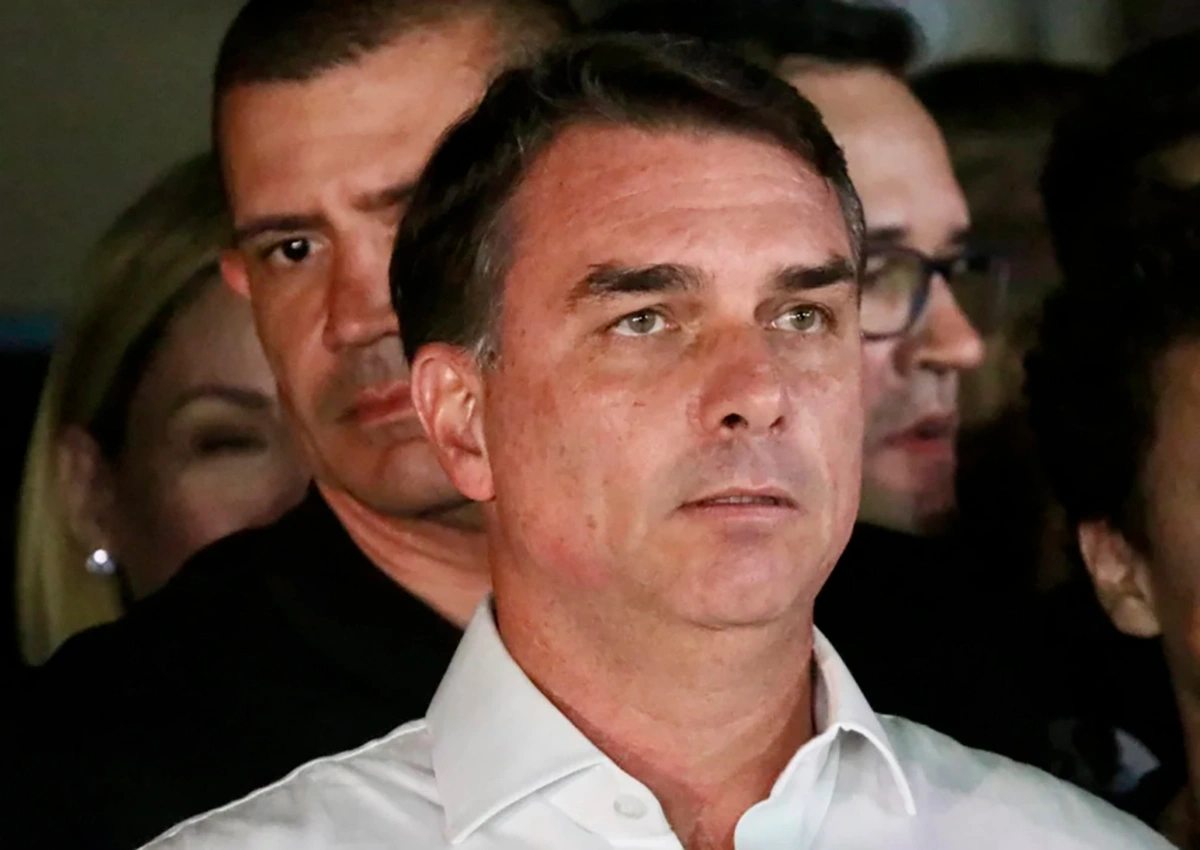 Flávio Bolsonaro é intimado a entregar passaporte e fica proibido de deixar o Brasil por ordem do STF