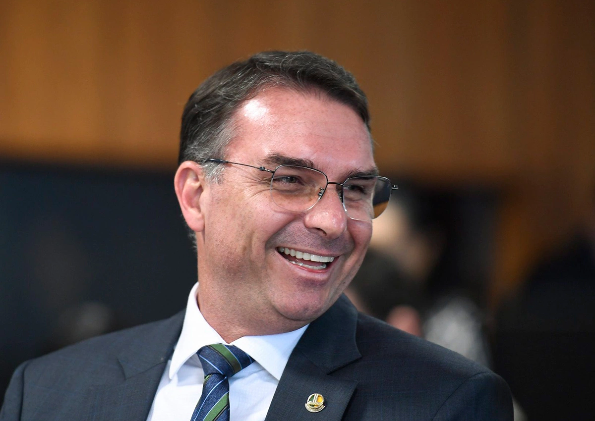 Aliado de Trump afirma que Flávio Bolsonaro chegou aos EUA