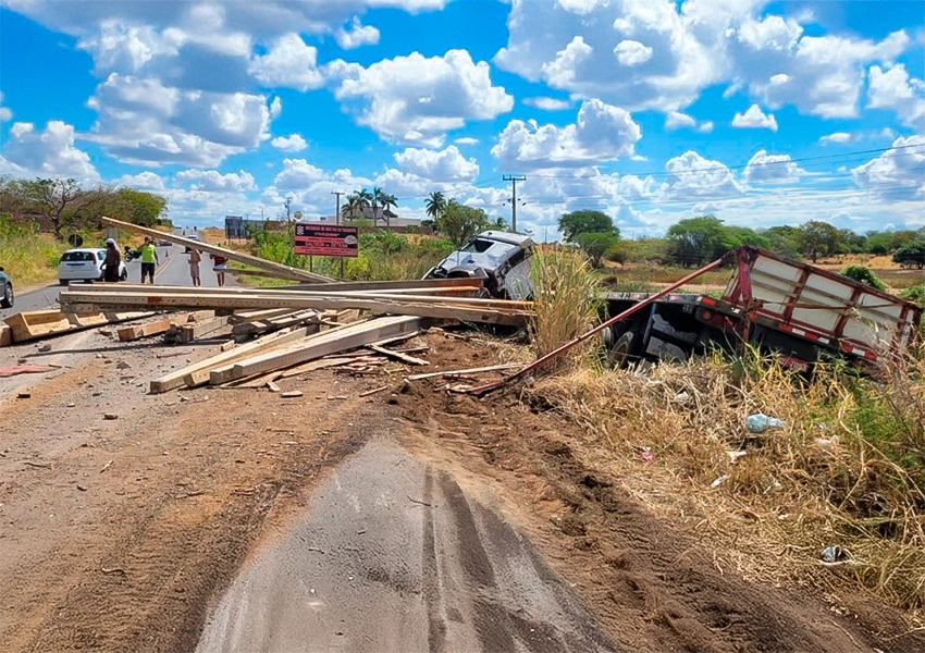 Carreta carregada com postes tomba na BR-030 em Guanambi; motorista apresentava sinais de embriaguez
