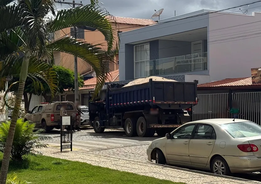 Motorista de caçamba é notificado por transportar areia sem lona em Livramento de Nossa Senhora