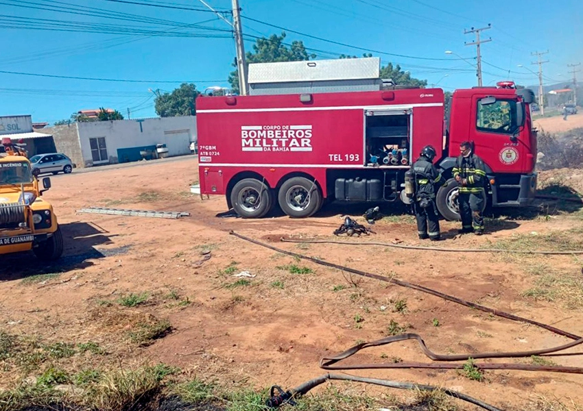 Carreta é parcialmente destruída após incêndio em lote vago em Guanambi