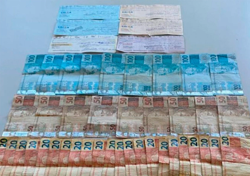 Homem é detido com simulacro de arma de fogo, munições e mais de R$ 28 mil em Jaguaquara