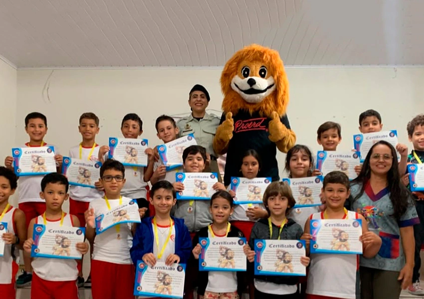 Alunos de Livramento de Nossa Senhora recebem certificados e medalhas do Proerd em evento de encerramento