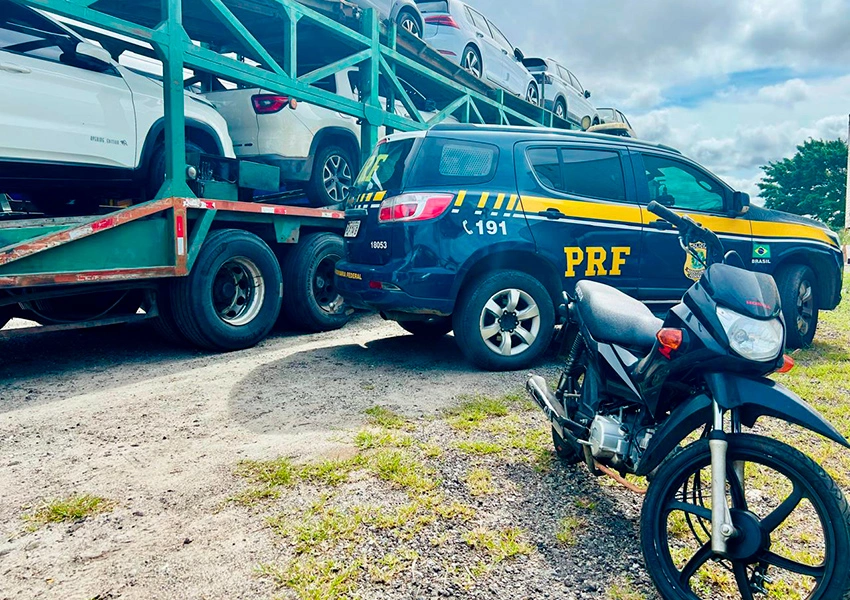 PRF recupera motocicleta furtada em São Paulo que era transportada em cegonha na BR-116 em Poções