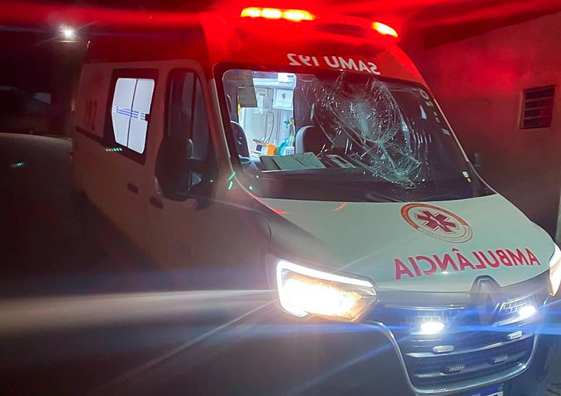 Homem em surto psicótico danifica ambulância do Samu, toma arma de policial e é baleado em Caetité