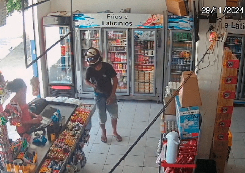 Câmeras de segurança registram assalto a supermercado em Guanambi